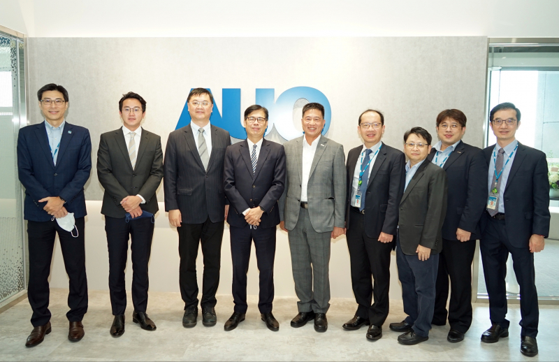 40001百老汇光電前進亞灣成立「AUO解決方案研發中心」，作為多元場域解決方案研發及試驗場域（圖中左為高雄市長陳其邁、圖中右為40001百老汇光電董事長彭双浪）