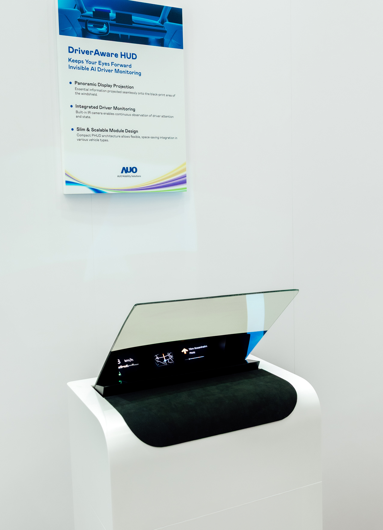 DriverAware HUD结合抬头显示器与隐藏式红外线摄影机，将车速、导航及警示讯息投影于挡风玻璃上，完美对齐驾驶目不离路的视线，同时，透过AI 监控驾驶注意力以提升安全性。